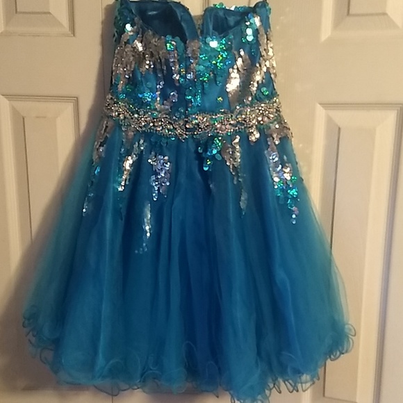 Dress - Picture 7 of 8